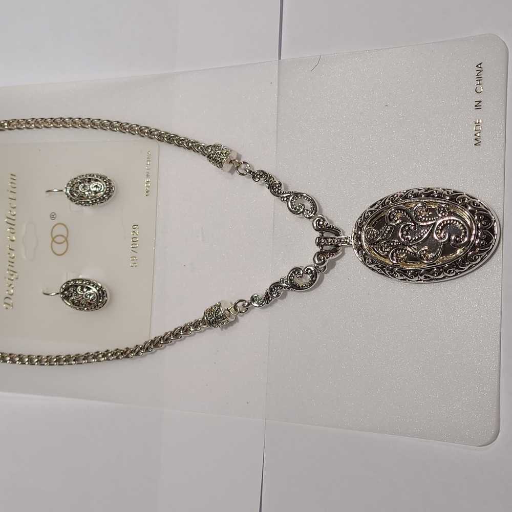 Lady's fashion set: necklace with matching earrings
